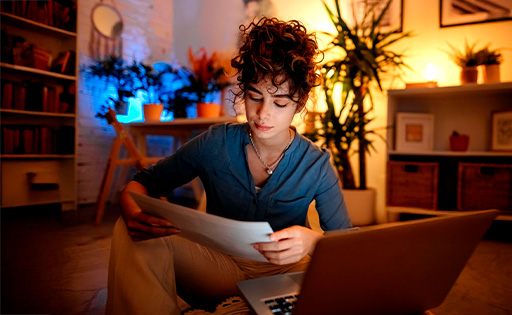 Mujer leyendo en la sala