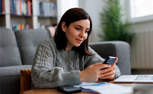 Mujer leyendo en la sala