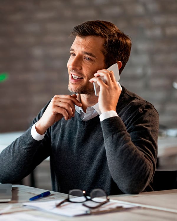 Hombre en una llamada telefonica