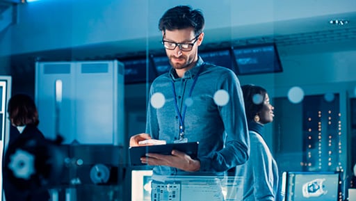 Señor revisando la seguridad cibernetica