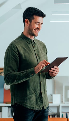 Hombre revisando una tablet