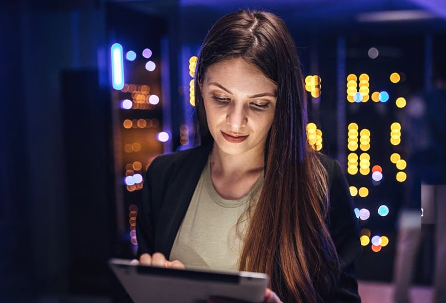 Mujer trabajando en ciberseguridad
