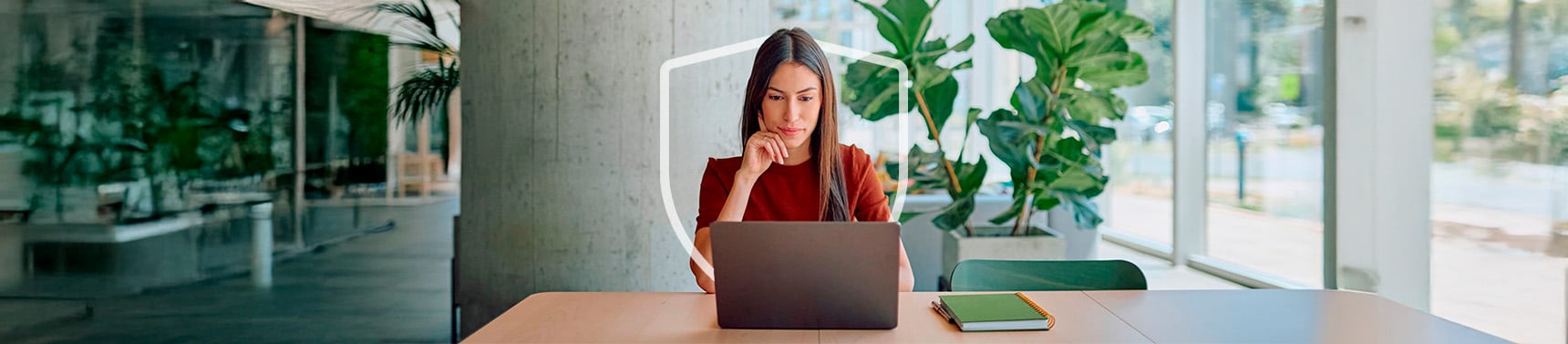 Mujer en una computadora