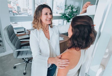 Doctora con una paciente