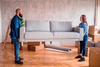 Pareja remodelando la casa