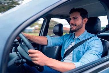 Hombre conduciendo
