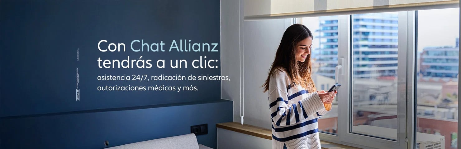 Mujer mirando un celular