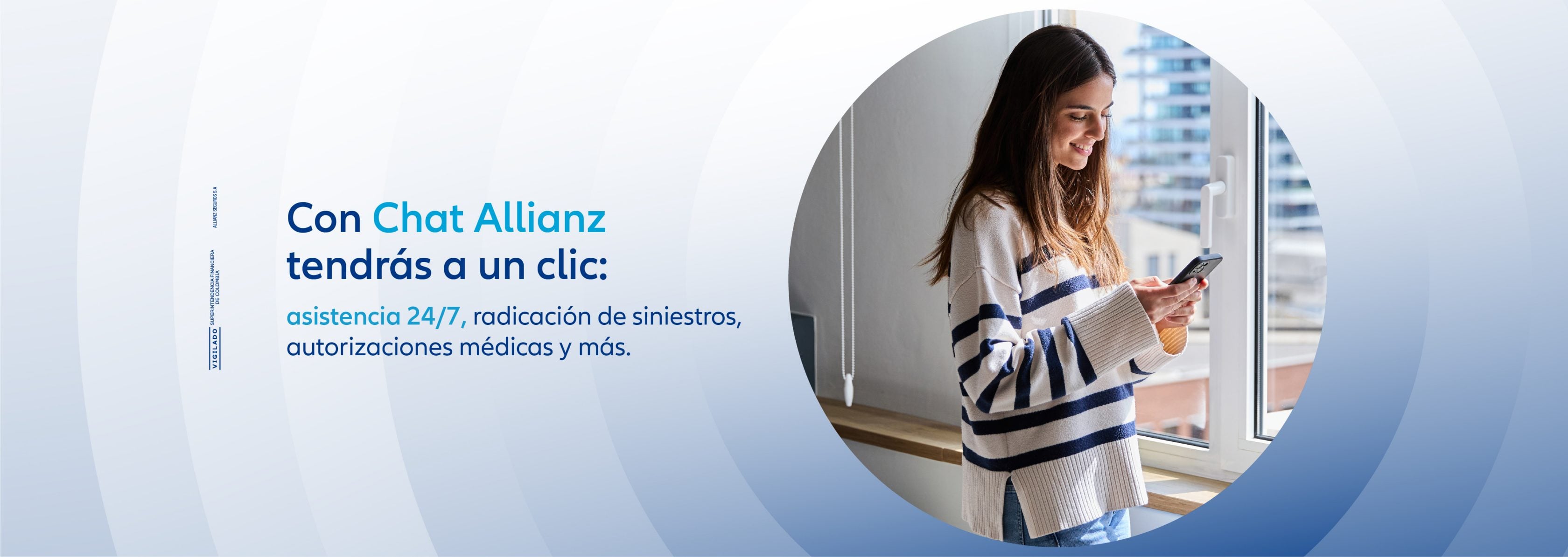 Mujer mirando un celular