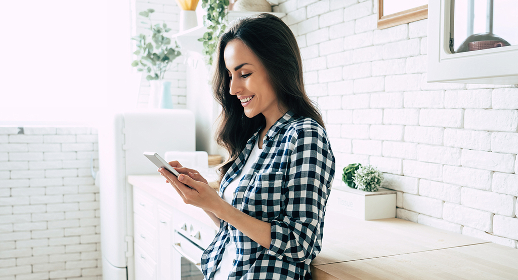 Mujer joven con un smartphone