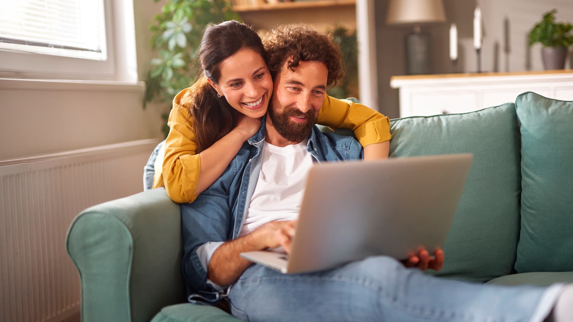 Pareja en casa mirando el computador