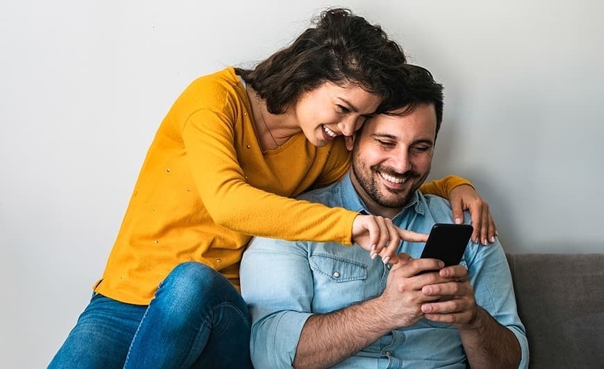 Pareja con un celular