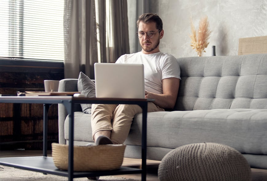 Hombre con una computadora
