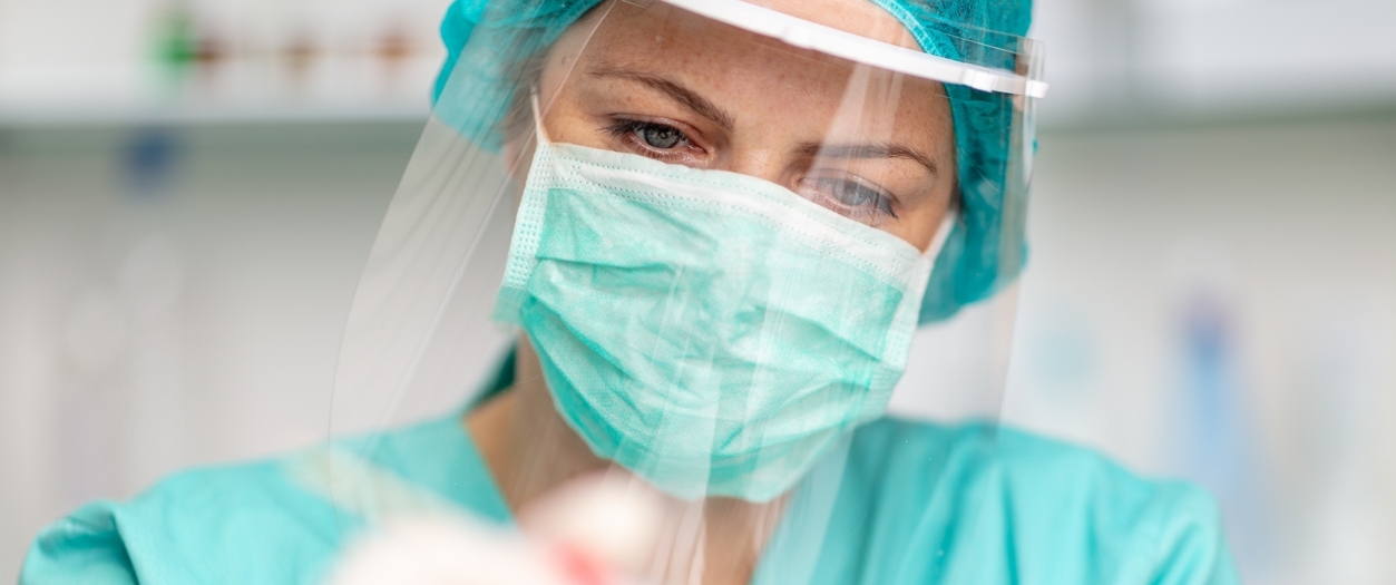 Doctora con prueva covid