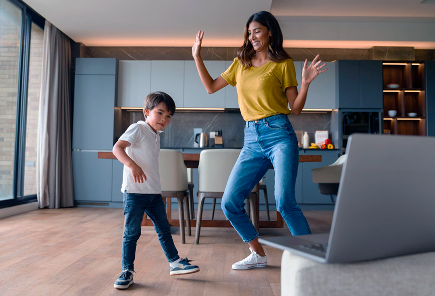 maá con su hijo bailando
