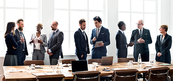 ejecutivos dialogando