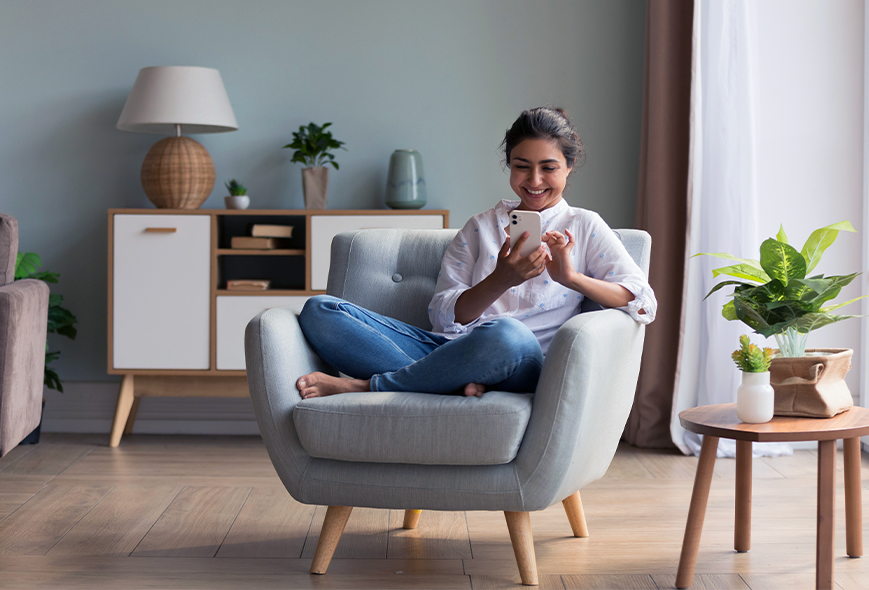 Señora en una silla con un celular