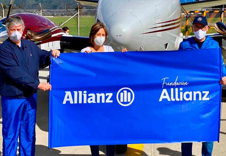 Personas sosteniendo una pancarta de Allianz