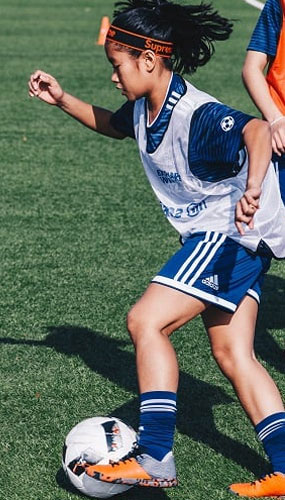 Niña jugando futbol