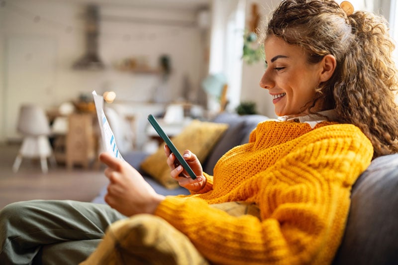 Mujer revisando sus finanzas