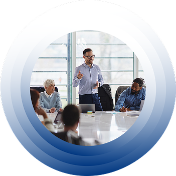 Persona liderando una reunión