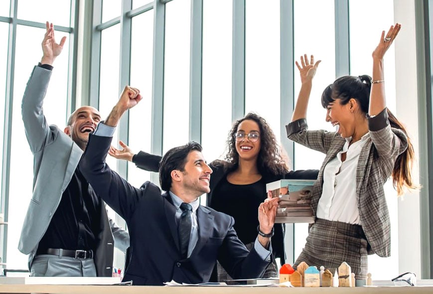 Empresarios celebrando
