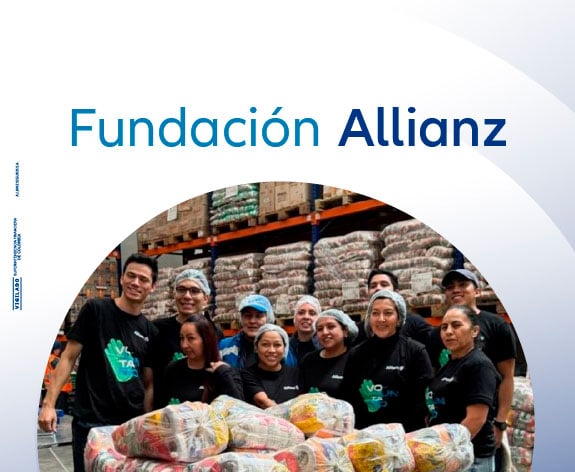 Personas ayudando con mercados