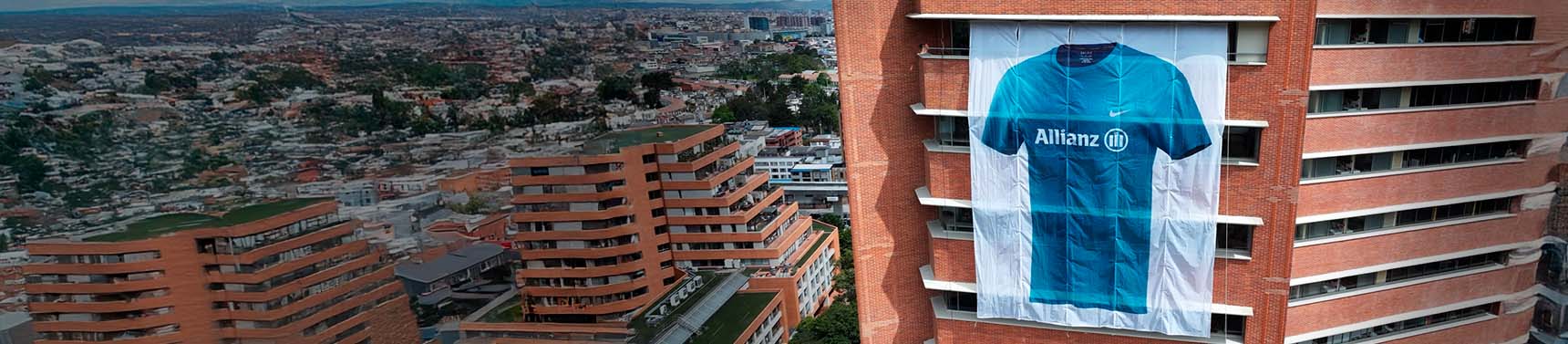 Edificio de Allianz con la portada de la camiseta