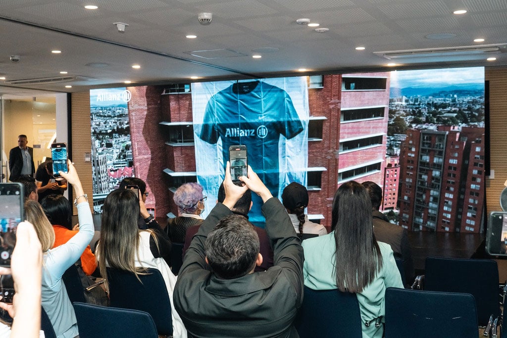 personas tomando foto a la fachada