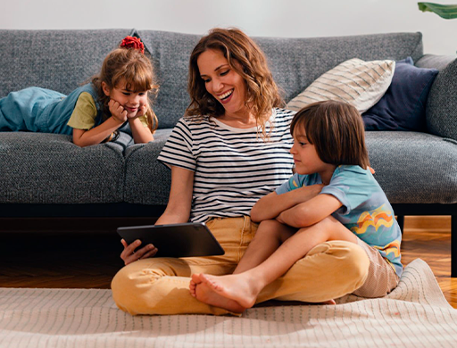 Familia mirando una tablet