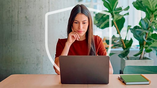 Mujer con una computadora
