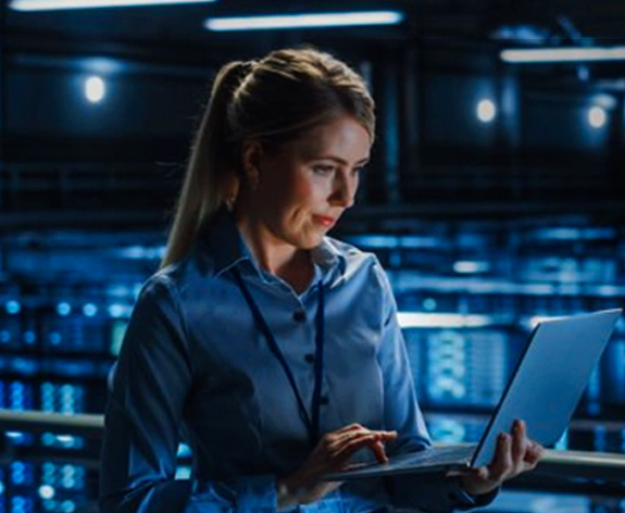 Mujer mirando un computador