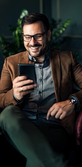 Señor con un celular