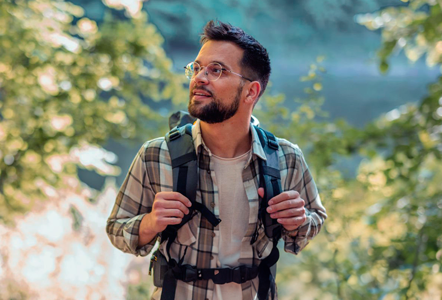 Hombre disfrutando de un viaje