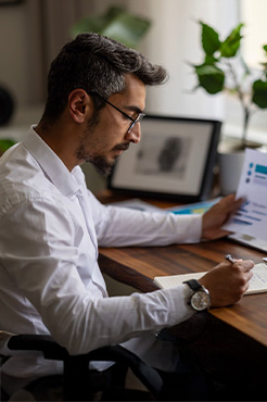 Hombre revisando un documento