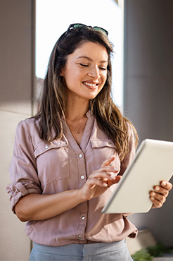 Mujer revisando un ipad