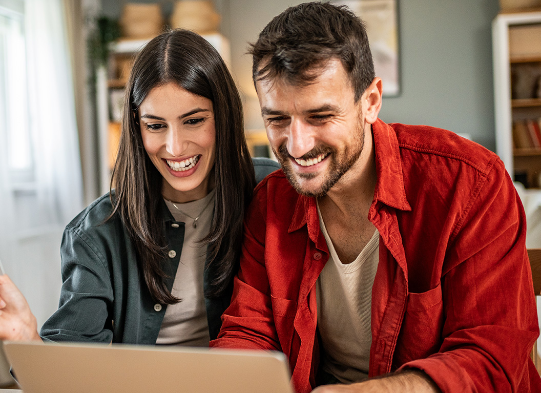 Pareja revisando mirando un computador