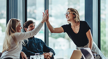 Dos mujeres celebrando