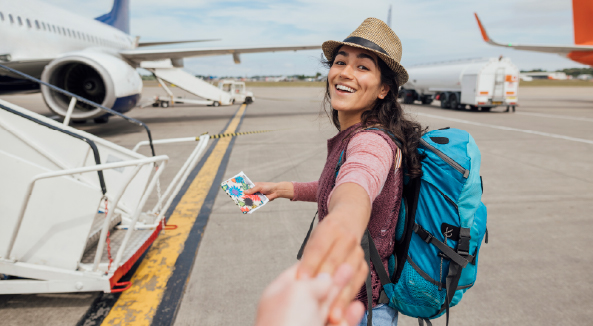 Mujer feliz por viajar