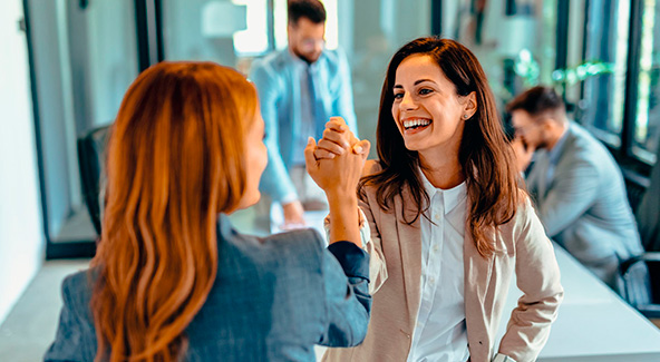 Amigas chocando la mano