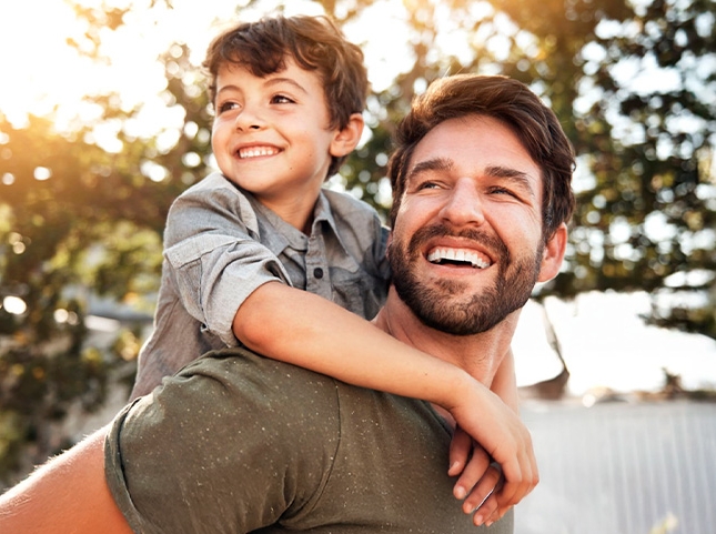 Papá e hijo sonriendo