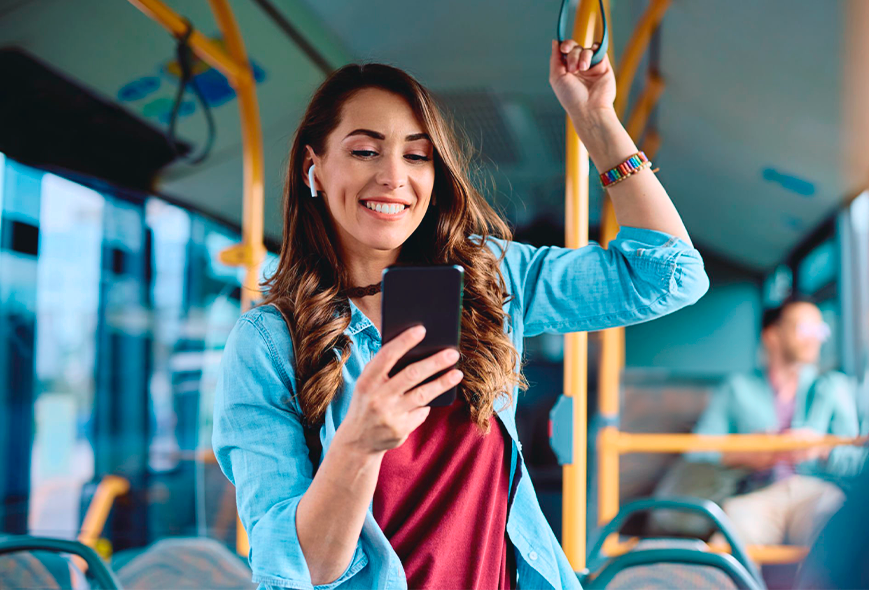 Mujer en un transporte público 
